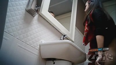 Аялдардын дааратканасындагы жашыруун камеранын кадрлары (1)