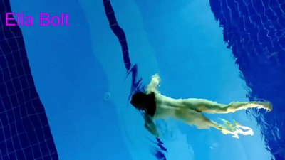 ELLA BOLT курортунун бассейнинде жылаңач сүзүп жаткан блондинка жаш кызды көргөндү токтото албайм