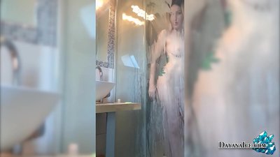 Ширелүү жамбаштагы бала душта мастурбация жасайт