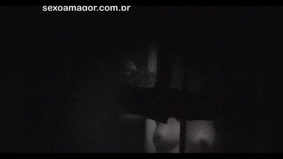 Блондини ичкери кирпичтин артына катылган кошуналык войер жашыруун түрдө видеого тартып алат