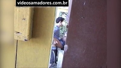 Вуайерист жаш жубайларды видео тасманы тапканга чейин тасмага тартат